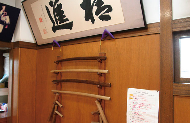写真5：道場に置かれた古武道の道具